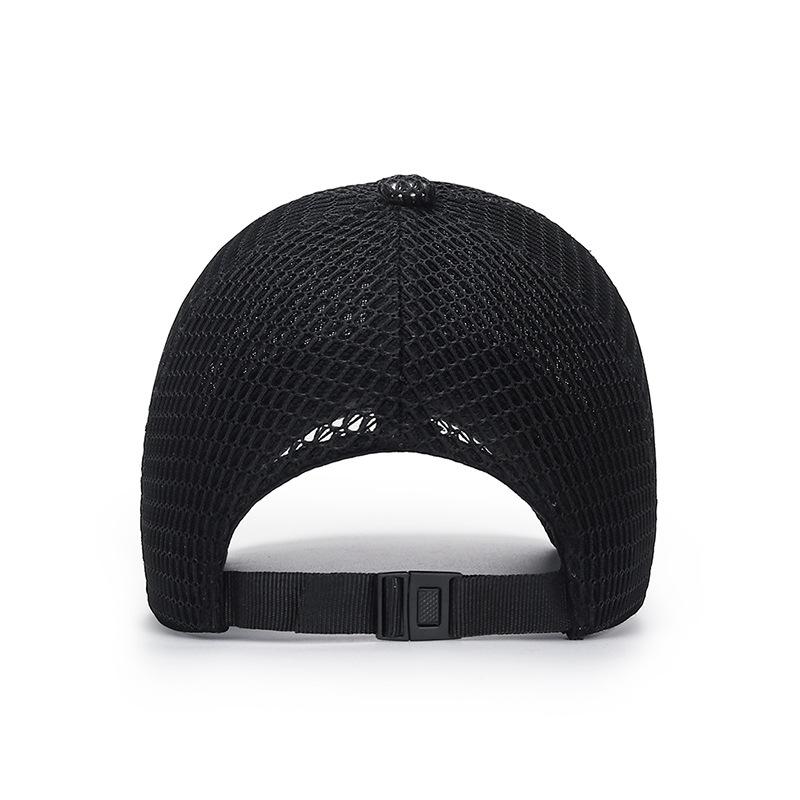 Gorra de malla unisex en uso al aire libre