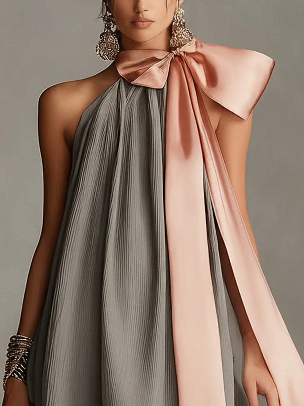 Beatrice | Minivestido gris de satén con lazo rosa y encaje